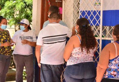 Ciudadanos nicaragüenses haciendo fila para depositar su voto en una JRV en Managua