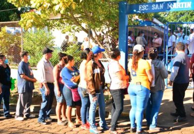 Ciudadanos nicaragüenses hacen fila para depositar su voto durante las pasadas elecciones de este 7 de noviembre