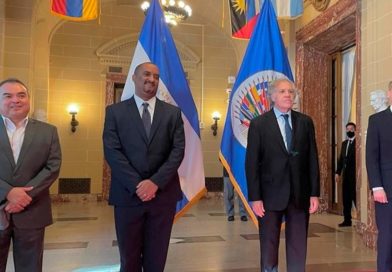 Nuevo embajador de Nicaragua ante la OEA, Arturo McFields Yescas, junto al Secretario General de la OEA