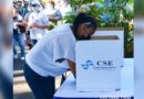 Ciudadana nicaragüense ejerciendo su derecho al voto