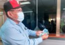 Trabajador del Ministerio de Salud recibe su pago adelantado del mes de noviembre