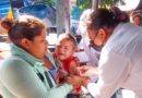 Pobladores del barrio Santo Domingo son vacunados contra la Covid-19 casa a casa por brigadistas del Ministerio de Salud.