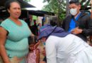 Enfermera del Ministerio de Salud de Nicaragua (MINSA) vacunando contra la COVID-19 a una niña en el barrio Naciones Unidas de Managua.