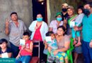 Familias de Ticuantepe con sus tarjetas de vacunación contra la COVID-19 luego de ser vacunados