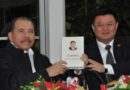 Comandante Daniel Ortega y el presidente del grupo HKND, Sr. Wang Jing en 2014, al obsequiarle el libro de Xi Jinping “La Gobernanza de China”.