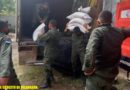 Efectivos del Ejército de Nicaragua descargando quintales de semillas de frijol rojo en la bodega del Instituto Nacional Tecnológico (INATEC) de Siuna.