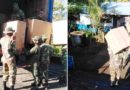 Efectivos del Ejército de Nicaragua descargando juguetes en el Colegio “Juanita Vigil Sandino” en San Carlos, Río San Juan.