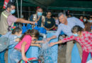 Compañero Virgilio Bravo Plata inaugurando obra de agua, saneamiento e higiene en compañia de niños de la comunidad de Daniel Amador