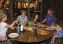 Turistas disfrutando en la pizzería Gastro Garden en San Juan del Sur.