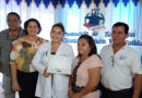 Estudiante del Centro Tecnológico Carlos Manuel Vanegas Olivas junto a su familia y docentes en el acto de graduación