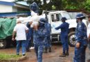 Efectivos militares del Distrito Naval Caribe del Ejército de Nicaragua, descargando 973 paquetes alimenticios en la bodega del INATEC, del municipio de Bluefields.