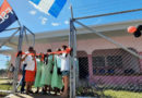 Personal de salud y mujeres embarazadas cortando la cinta de inauguración de la nueva casa materna en El Viejo, Chinandega