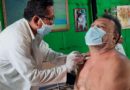 Médico del Centro Nacional de Dermatología brinda atención a un paciente en el barrio San Ignacio