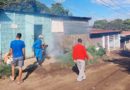 Brigadista del Ministerio de Salud en jornada de fumigación en el barrio Camilo Ortega