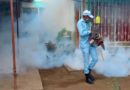 Brigadista del MINSA fumiga vivienda del barrio Laureles Sur