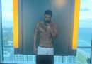 Drake posando en un mirror selfie sin camiseta