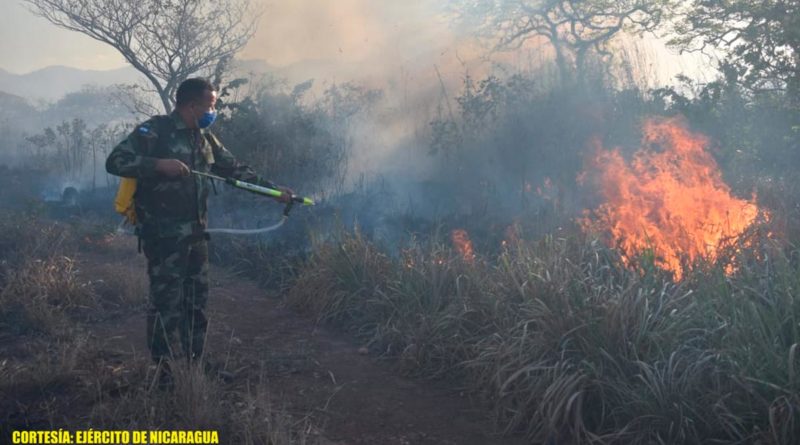 Miembros del Ejército de Nicaragua durante la extinción del incendio en Hato Grande, Chontales