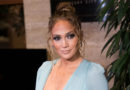 Jennifer Lopez posando para la prensa en los LAFCA Awards