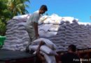 Ciudadanos en Rivas descargando Merienda Escolar de camiones