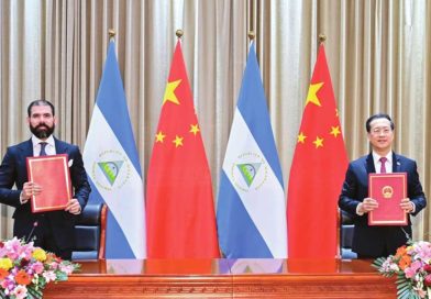 Funcionarios nicaragüenses y chinos muestran un comunicado conjunto para reanudar las relaciones diplomáticas entre los dos países en Tianjin, norte de China, el 10 de diciembre de 2021