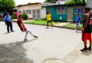 Jóvenes jugando fútbol en una calle