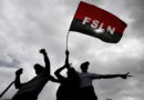 Jóvenes ondeando la bandera rojinegra del FSLN