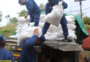 Efectivos militares del Ejército de Nicaragua en proceso de descargue de paquetes alimenticios en el municipio de Blueflields