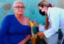 Enfermera del Ministerio de Salud de Nicaragua vacunando contra la COVID-19 a una habitante del barrio Bóer del distrito 2 de Managua.