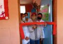 Personal médico del centro de salud en Villa El Carmen, inaugurando la nueva clínica de atención integral (CAI) en compañía de paciente del centro