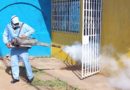 Brigadista del Ministerio de Salud en labores de fumigación en el barrio Pedro Joaquín Chamorro