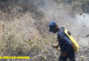 Efectivo militar sofocando el incendio forestal en carretera a Xiloá