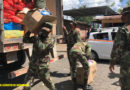 Efectivos militares en el proceso de descargué de paquetes escolares y material fungible en la bodega de la escuela Juanita Vigil Sandino.