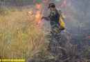 Efectivo militar del ejército de Nicaragua tratando de extinguir las llamas en la finca Cofradía, Juigalpa, Chontales