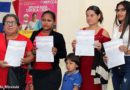 Mujeres tras recibir su crédito dentro del programa Usura Cero