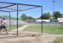 Pelotero del equipo de los leones de León en practicas dentro del recinto del estadio Héroes y Mártires de Septiembre