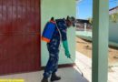 Efectivo del Ejército de Nicaragua apoyando al Ministerio de Salud en la jornada de limpieza y desinfección en las instalaciones del centro de salud de Puerto Sandino, municipio de Nagarote, departamento de León.