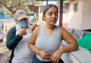 Brigadista del Ministerio de Salud aplica vacuna contra el COVID-19 a una joven en Villa Cuba