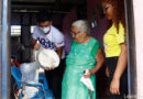 Jovenes de promotoria solidaria entregando paquetes alimenticios solidarios a madres de héroes y mártires del barrio Domitila Lugo