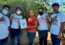 Habitante del barrio Benjamín Zeledón de la comarca los Altos de Nindirí recibiendo su título de propiedad por parte de la Procuraduría General de la República (PGR) y Promotoría Solidaria.