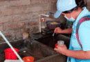 Brigadista del Ministerio de Salud de Nicaragua (MINSA), aplicando BTI en una vivienda del Barrio Grenada de Managua