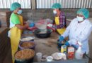 Mujeres protagonistas en proceso de preparación del alimento de pargos lunarejos a base de harina