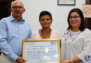 Arquitecto Luis Morales Alonso, director del Instituto Nicaragüense de Cultura (INC), entregando diploma del premio internacional de poesía Rubén Darío 2021 a la escritora nicaragüense, Jasmina Caballero.