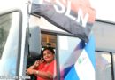 Mujer nicaragüense conduciendo un autobús