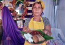 Protagonista del Festival departamental “Sabores de Cuaresma“ en el departamento de Matagalpa sosteniendo su platillo concursante