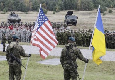 Militares sostienen las banderas de Ucrania y Estados Unidos