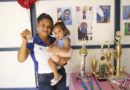 Scarleth Mercado junto a su hija muestra la llave de su nueva vivienda digna