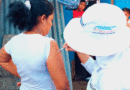 Enfermera del Ministerio de Salud vacunando a una habitante del barrio B-15 de Managua