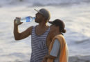 Turistas extranjeros tomando agua en una de las playas de León