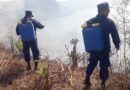 Brigadistas del Ejército de Nicaragua durante la sofocación del incendio forestal en las laderas de la Laguna de Apoyo en Granada