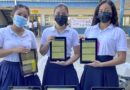 Estudiantes sosteniendo tablets de las aulas digitales del MINED